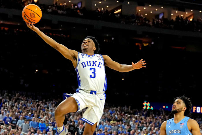 #3 Jeremy Roach scores a layup vs North Carolina in the 2022 Final Four